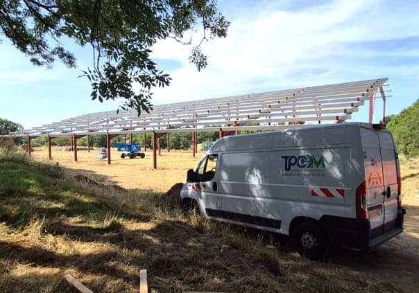 Ombrière photovoltaïque en construction par TP COM